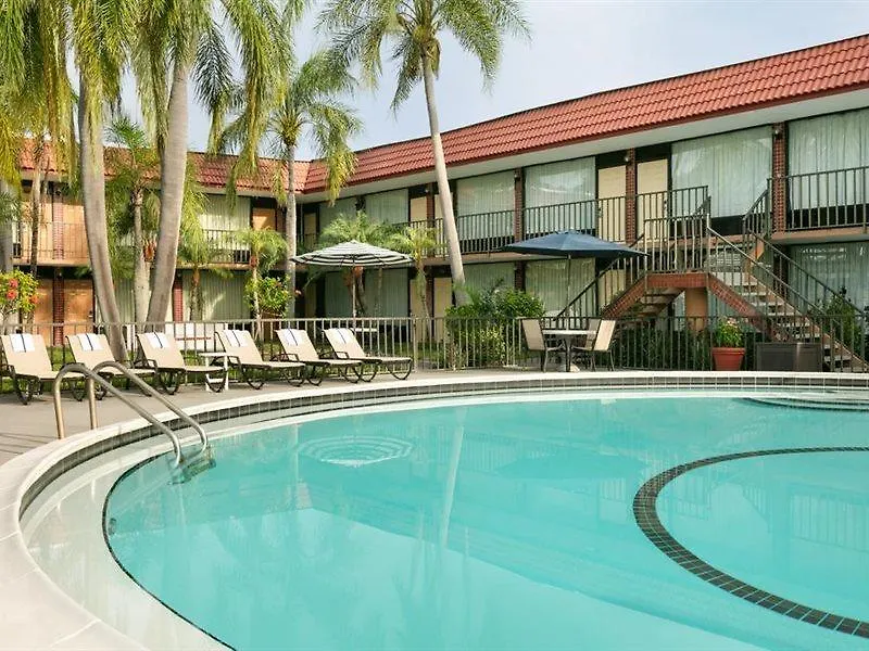 Days By Wyndham Clearwater/central Hotel 2*