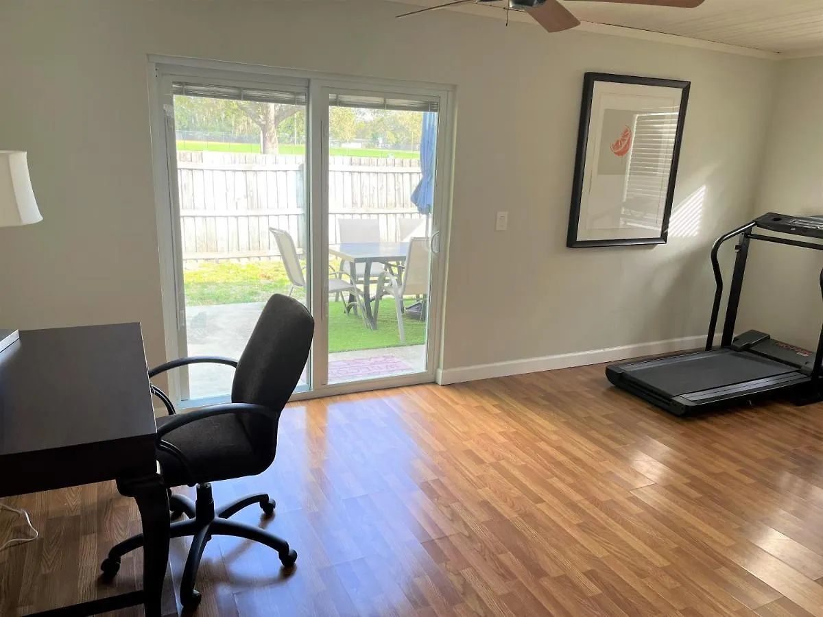 Cheerful 3 Bedroom Mins From Prázdninový dům