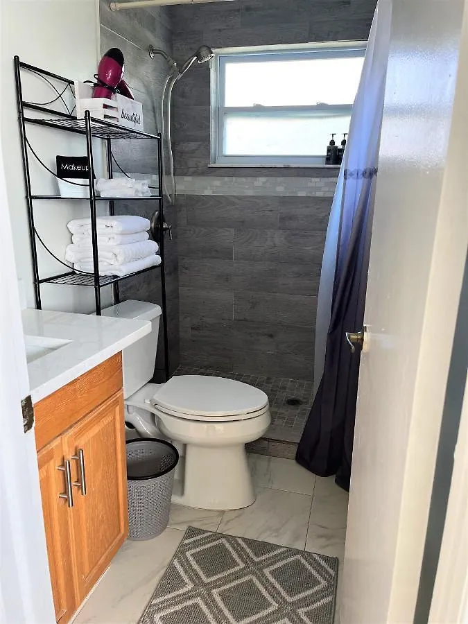 Cheerful 3 Bedroom Mins From * Clearwater
