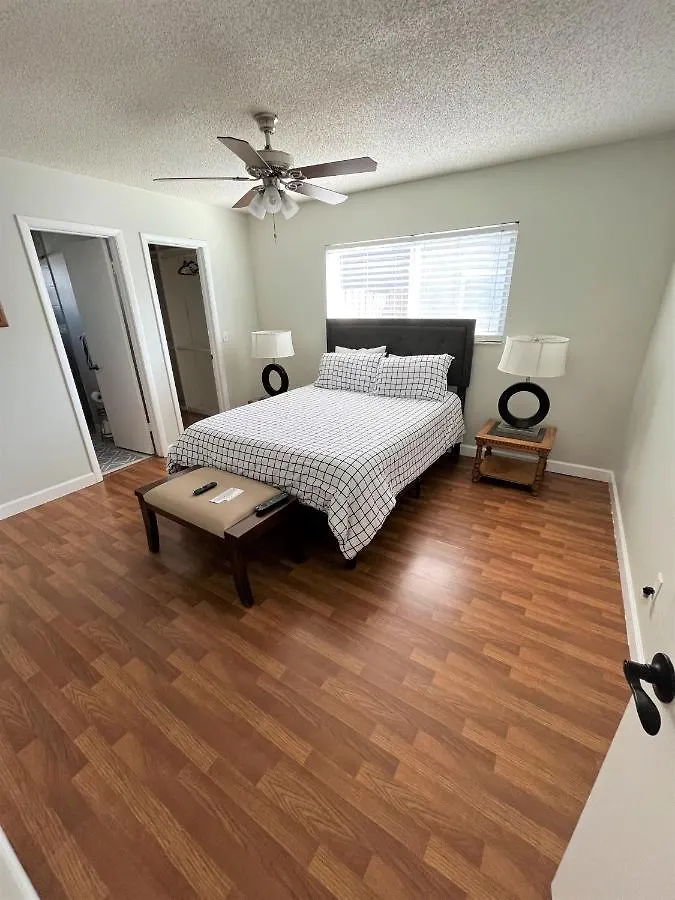 Cheerful 3 Bedroom Mins From * Clearwater