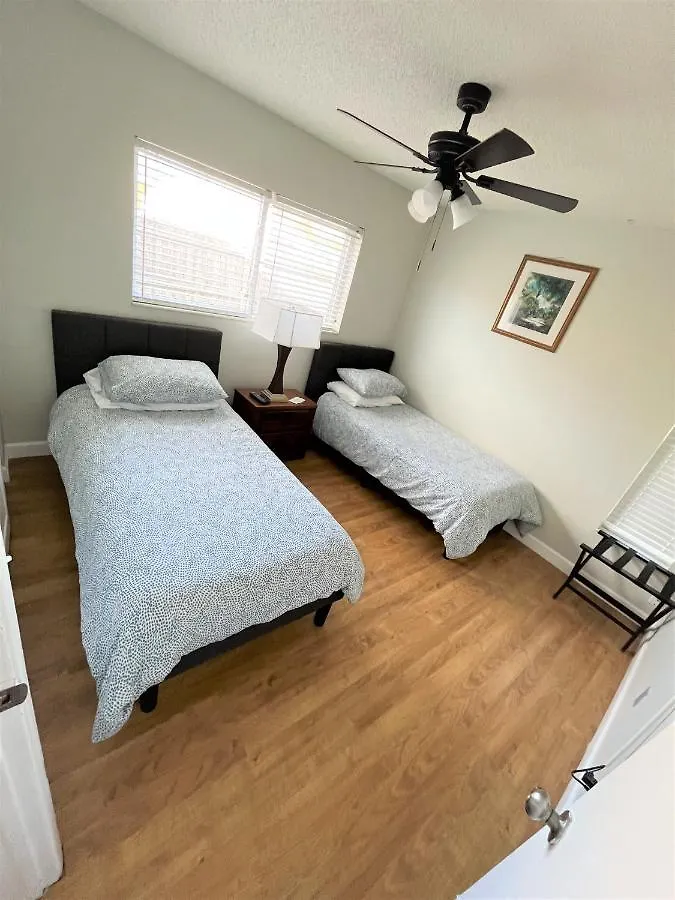 Cheerful 3 Bedroom Mins From *