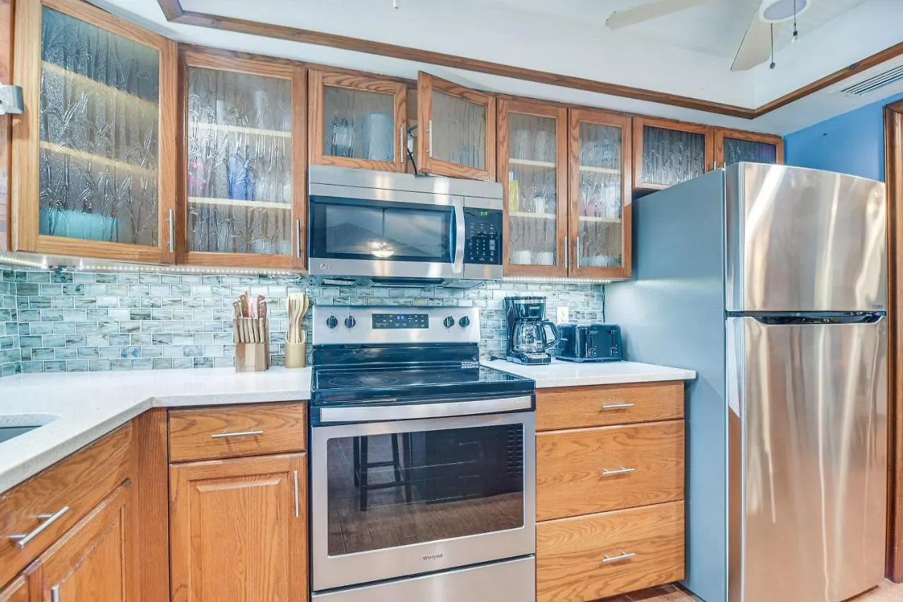 Centrally Located With Outdoor Pool! 度假居 *