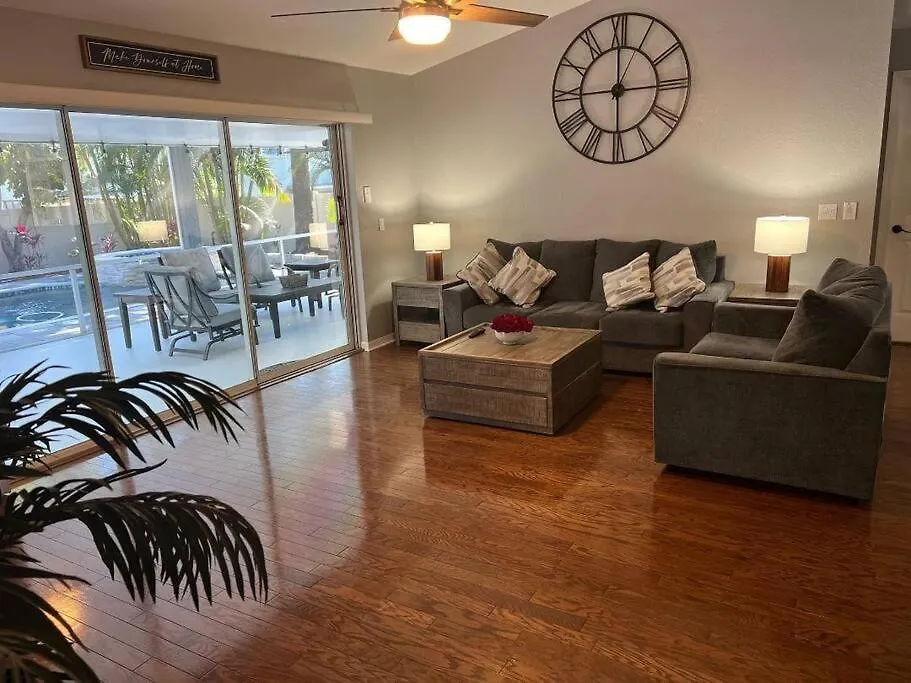 Tropical Paradise - Heated Pool, & Bbq - Close To Restaurants & Beaches! Clearwater
