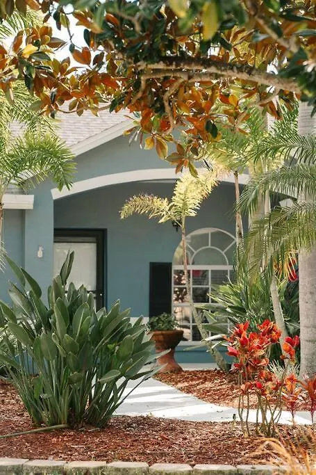 Tropical Paradise - Heated Pool, & Bbq - Close To Restaurants & Beaches! Clearwater