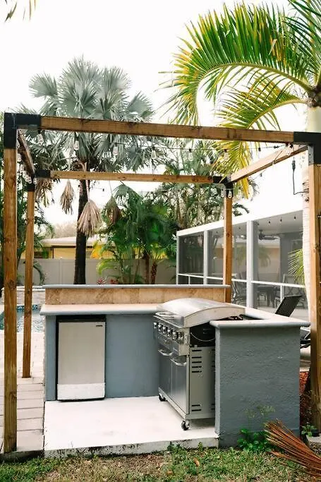 Tropical Paradise - Heated Pool, & Bbq - Close To Restaurants & Beaches! * Clearwater