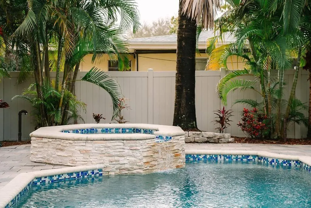 Tropical Paradise - Heated Pool, & Bbq - Close To Restaurants & Beaches! Clearwater