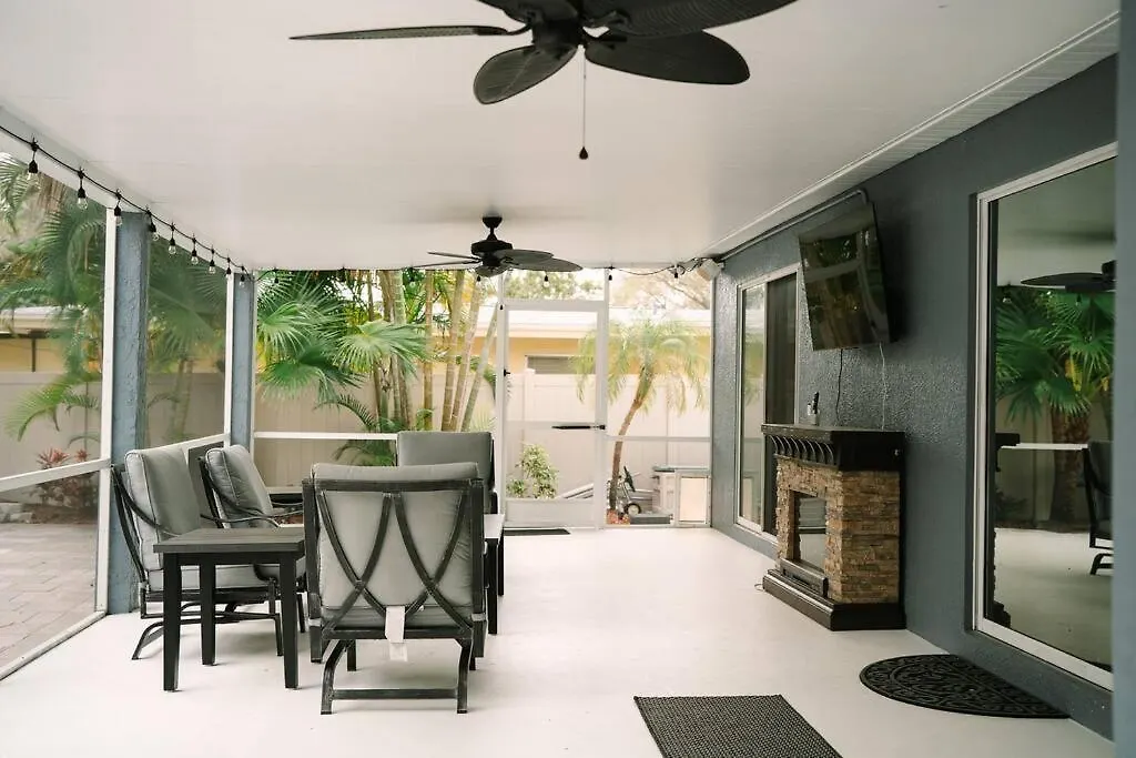 Tropical Paradise - Heated Pool, & Bbq - Close To Restaurants & Beaches! *