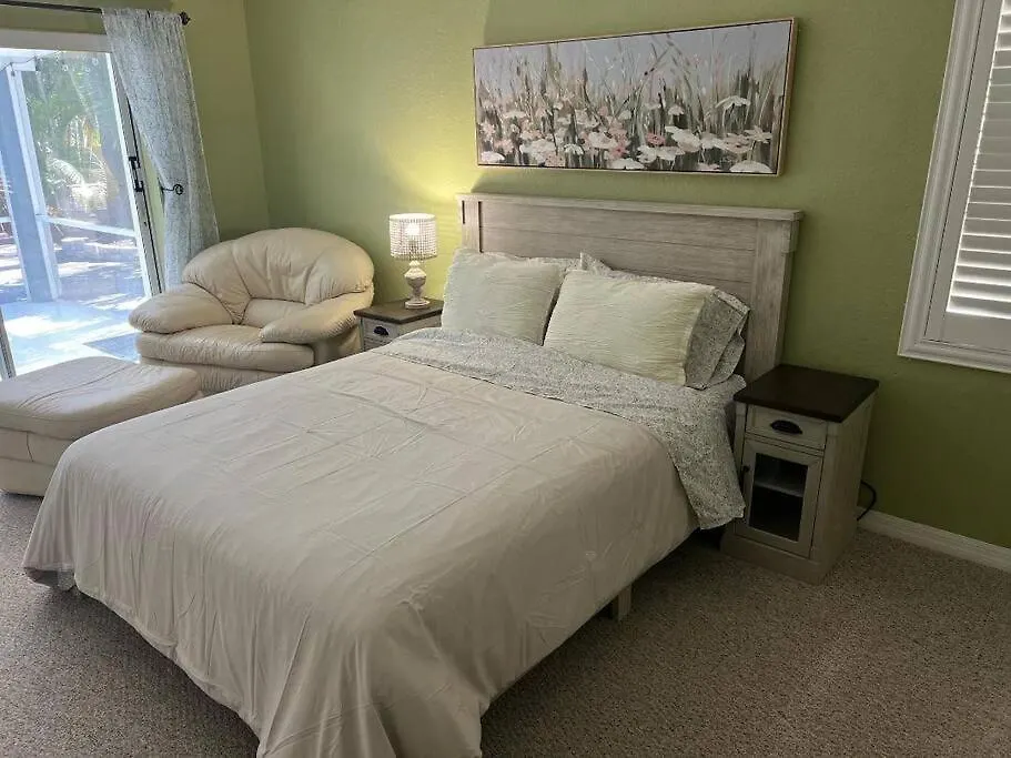 Holiday home Tropical Paradise - Heated Pool, & Bbq - Close To Restaurants & Beaches!