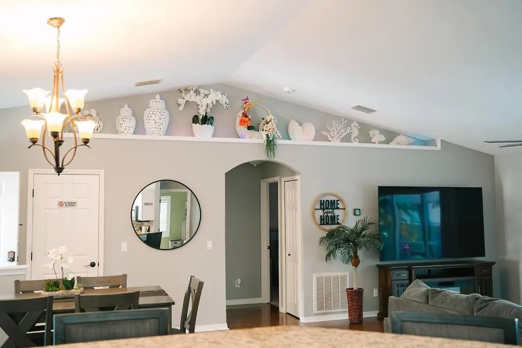 Tropical Paradise - Heated Pool, & Bbq - Close To Restaurants & Beaches! Clearwater
