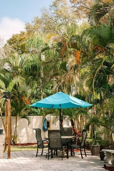 Tropical Paradise - Heated Pool, & Bbq - Close To Restaurants & Beaches!