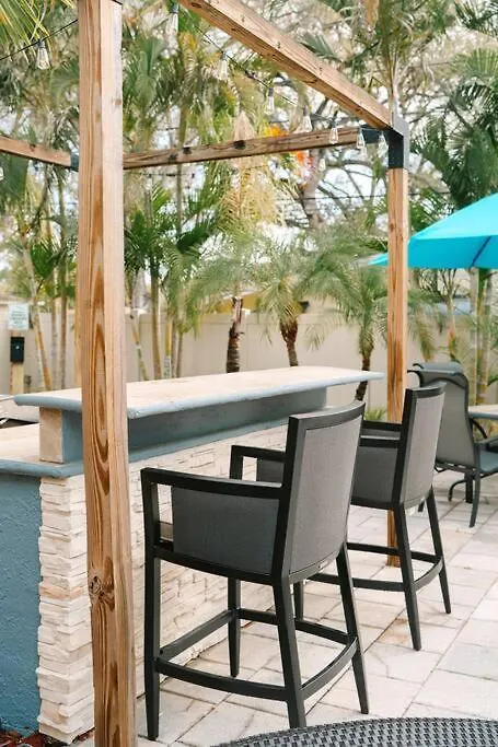Tropical Paradise - Heated Pool, & Bbq - Close To Restaurants & Beaches!
