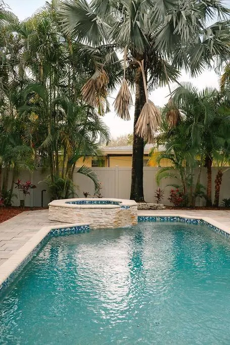 Tropical Paradise - Heated Pool, & Bbq - Close To Restaurants & Beaches! Holiday home *