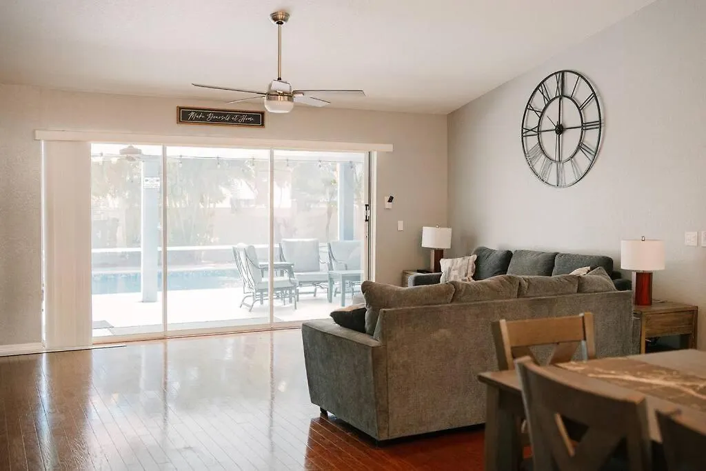 Tropical Paradise - Heated Pool, & Bbq - Close To Restaurants & Beaches!