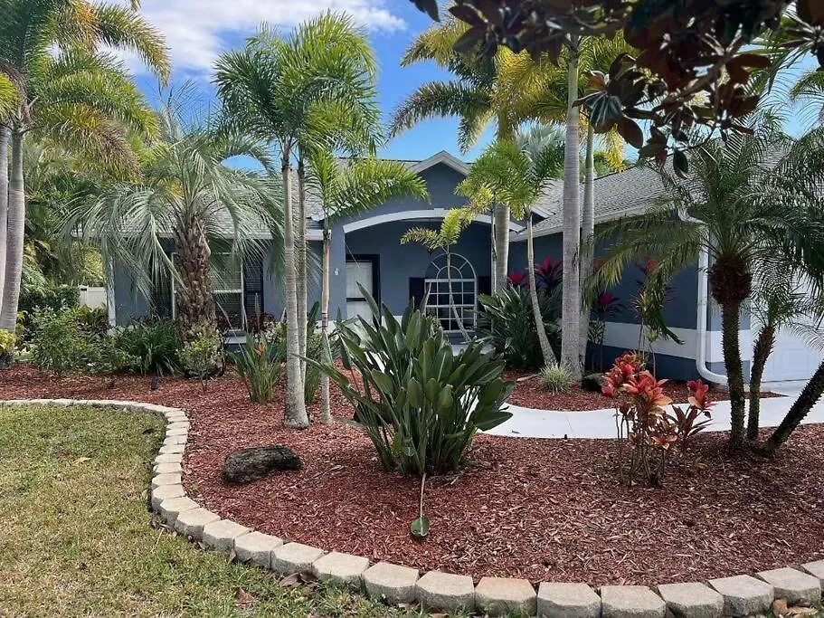Tropical Paradise - Heated Pool, & Bbq - Close To Restaurants & Beaches!