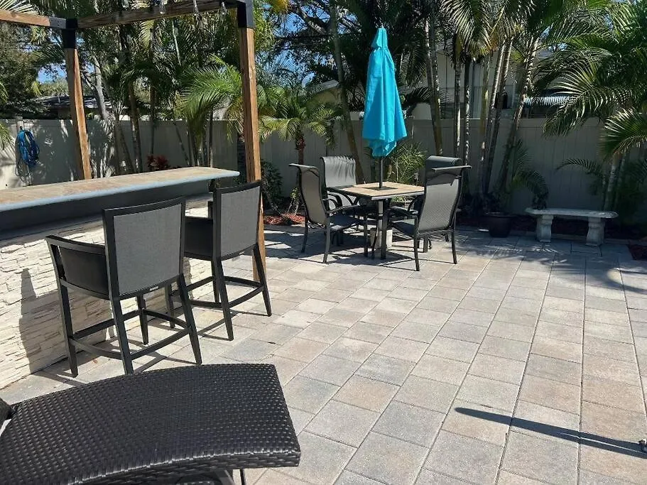 Tropical Paradise - Heated Pool, & Bbq - Close To Restaurants & Beaches! Holiday home *