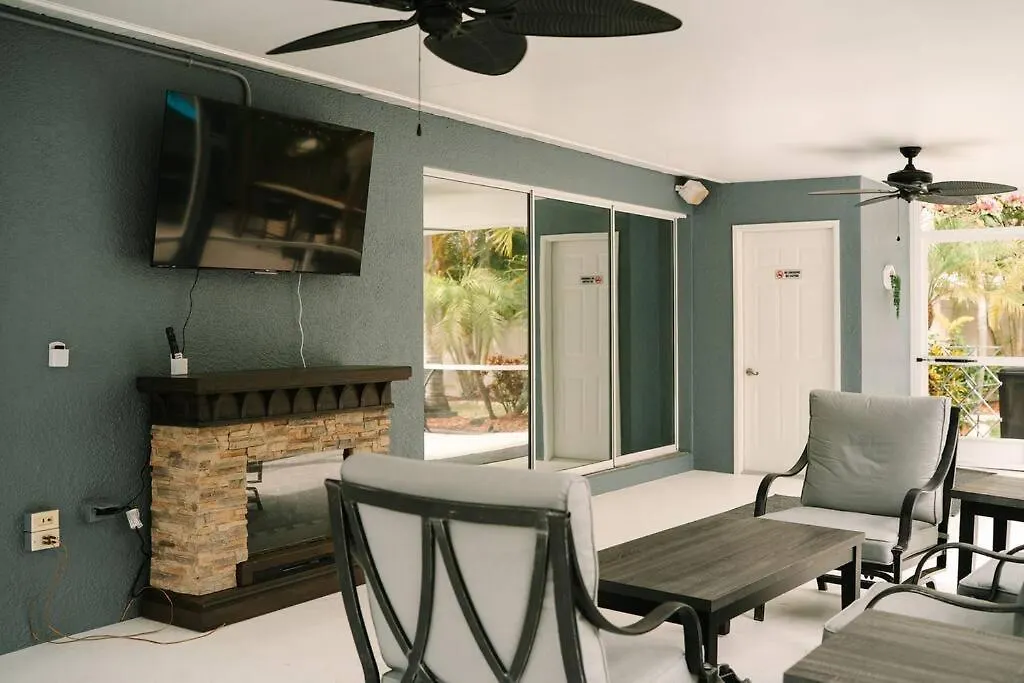 Holiday home Tropical Paradise - Heated Pool, & Bbq - Close To Restaurants & Beaches!