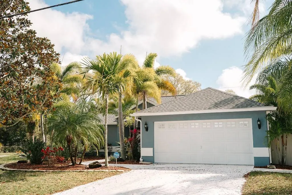 Holiday home Tropical Paradise - Heated Pool, & Bbq - Close To Restaurants & Beaches! *