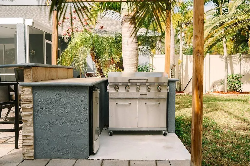 Tropical Paradise - Heated Pool, & Bbq - Close To Restaurants & Beaches! Clearwater