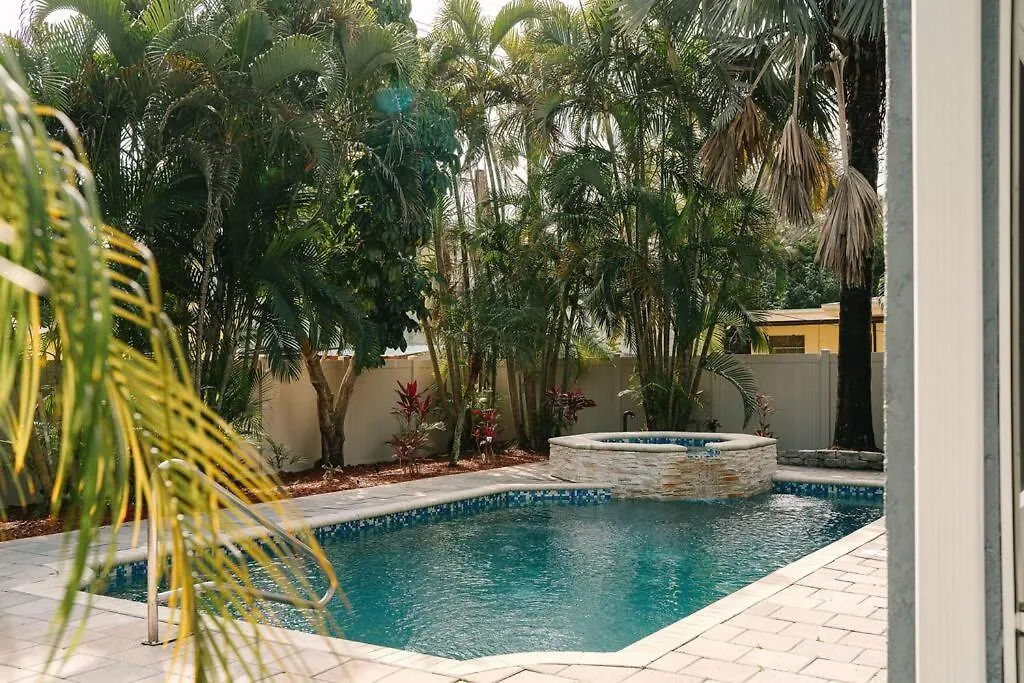 Holiday home Tropical Paradise - Heated Pool, & Bbq - Close To Restaurants & Beaches! *