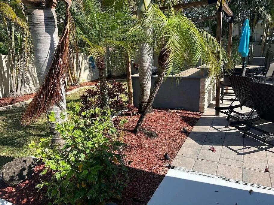 Tropical Paradise - Heated Pool, & Bbq - Close To Restaurants & Beaches!