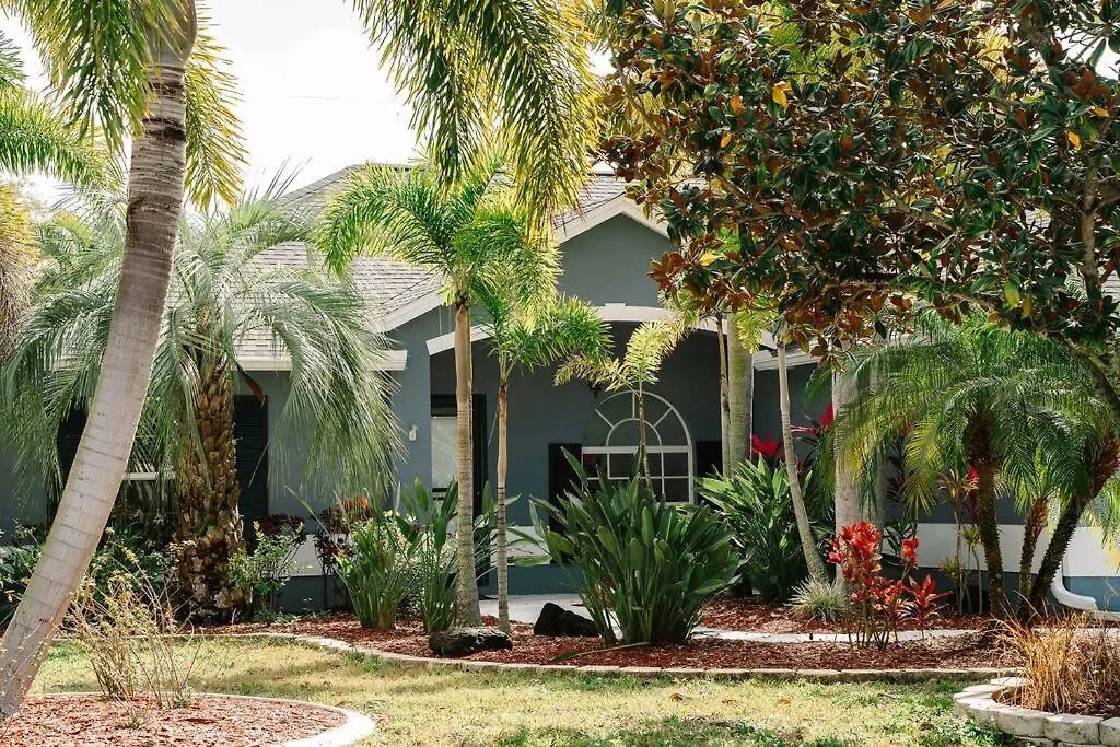 Holiday home Tropical Paradise - Heated Pool, & Bbq - Close To Restaurants & Beaches! Clearwater