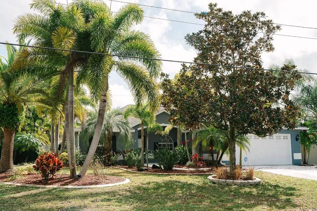 Holiday home Tropical Paradise - Heated Pool, & Bbq - Close To Restaurants & Beaches!