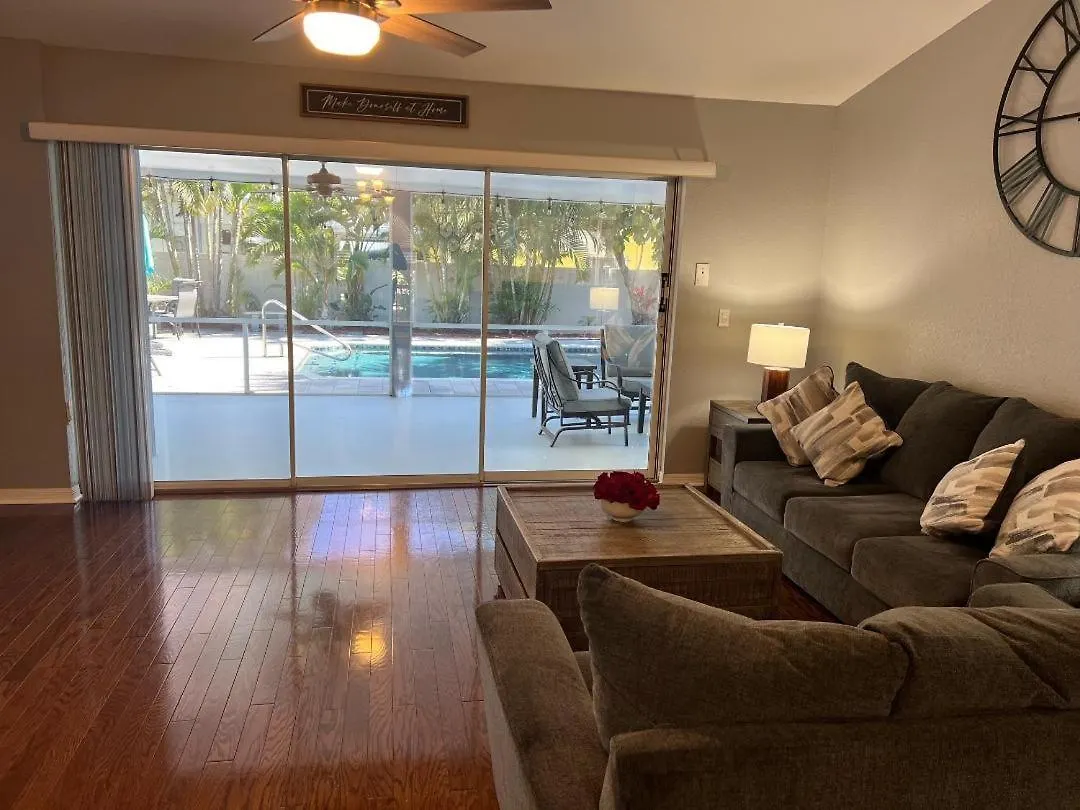 Holiday home Tropical Paradise - Heated Pool, & Bbq - Close To Restaurants & Beaches! *