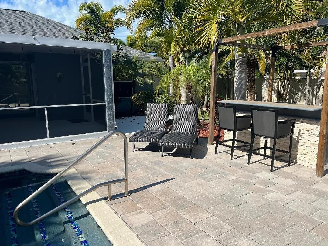 Tropical Paradise - Heated Pool, & Bbq - Close To Restaurants & Beaches! Holiday home *