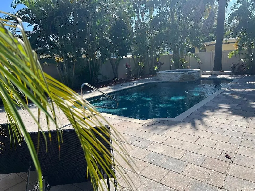 Holiday home Tropical Paradise - Heated Pool, & Bbq - Close To Restaurants & Beaches!