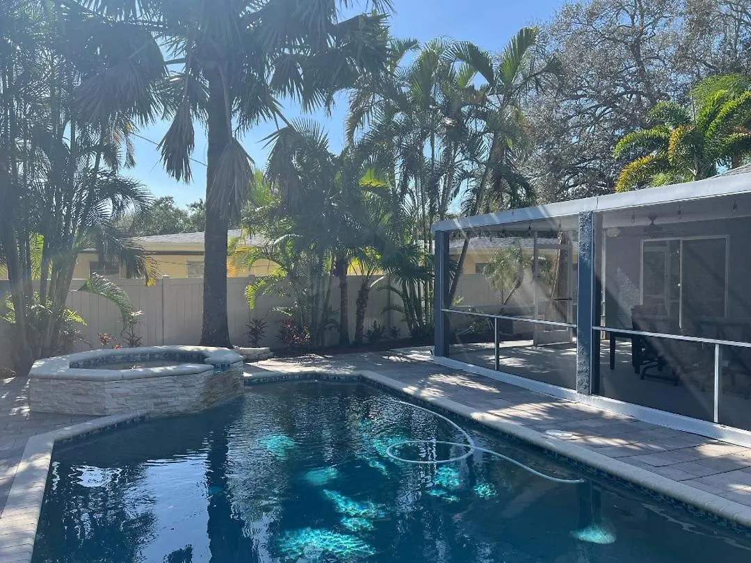 Tropical Paradise - Heated Pool, & Bbq - Close To Restaurants & Beaches! * Clearwater