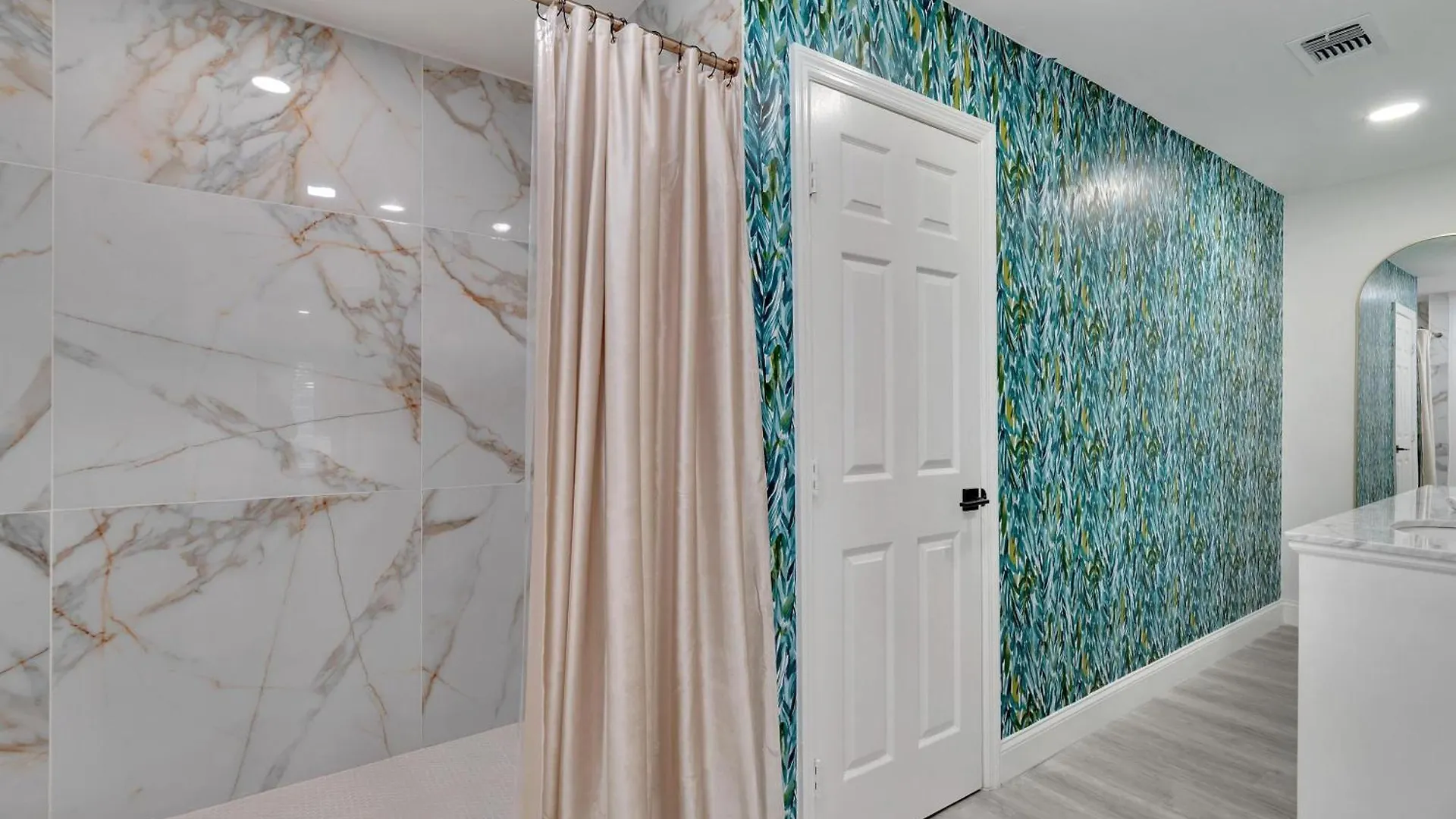 1543 Lakeview Road * Clearwater