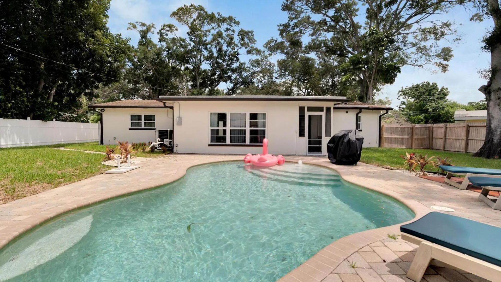 1543 Lakeview Road