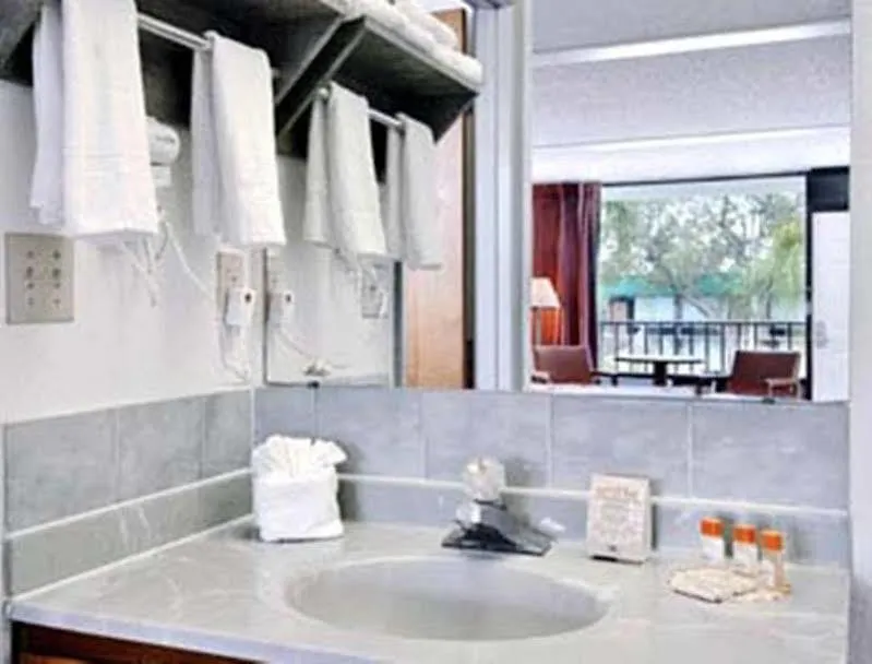 Days By Wyndham Clearwater/central Hotel 2*