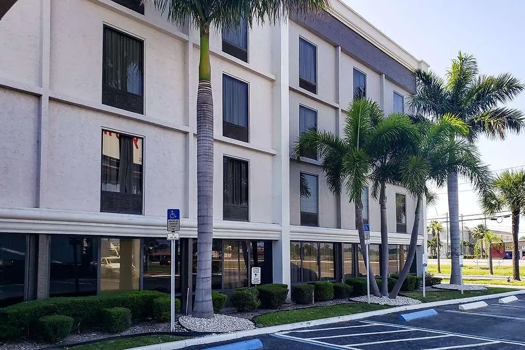 Hotell Comfort & St Pete - International Airport 2*