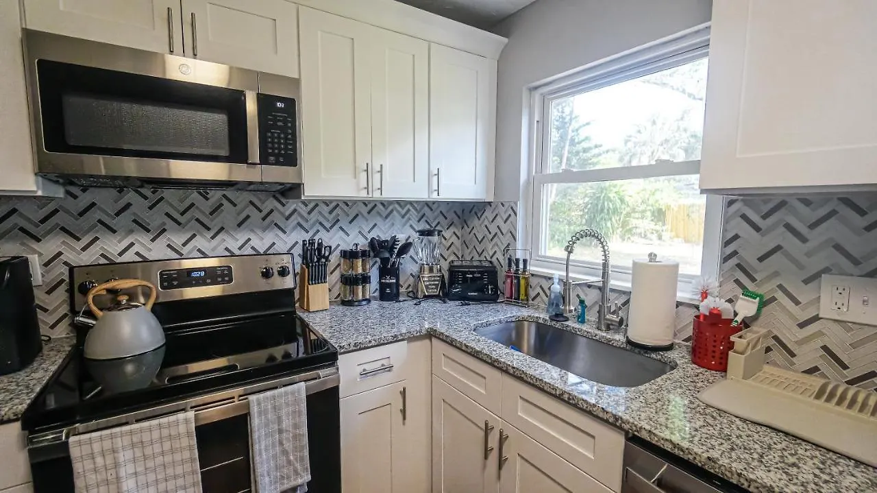 Elegant Cozy Oasis On A Traffic Free Street * Clearwater