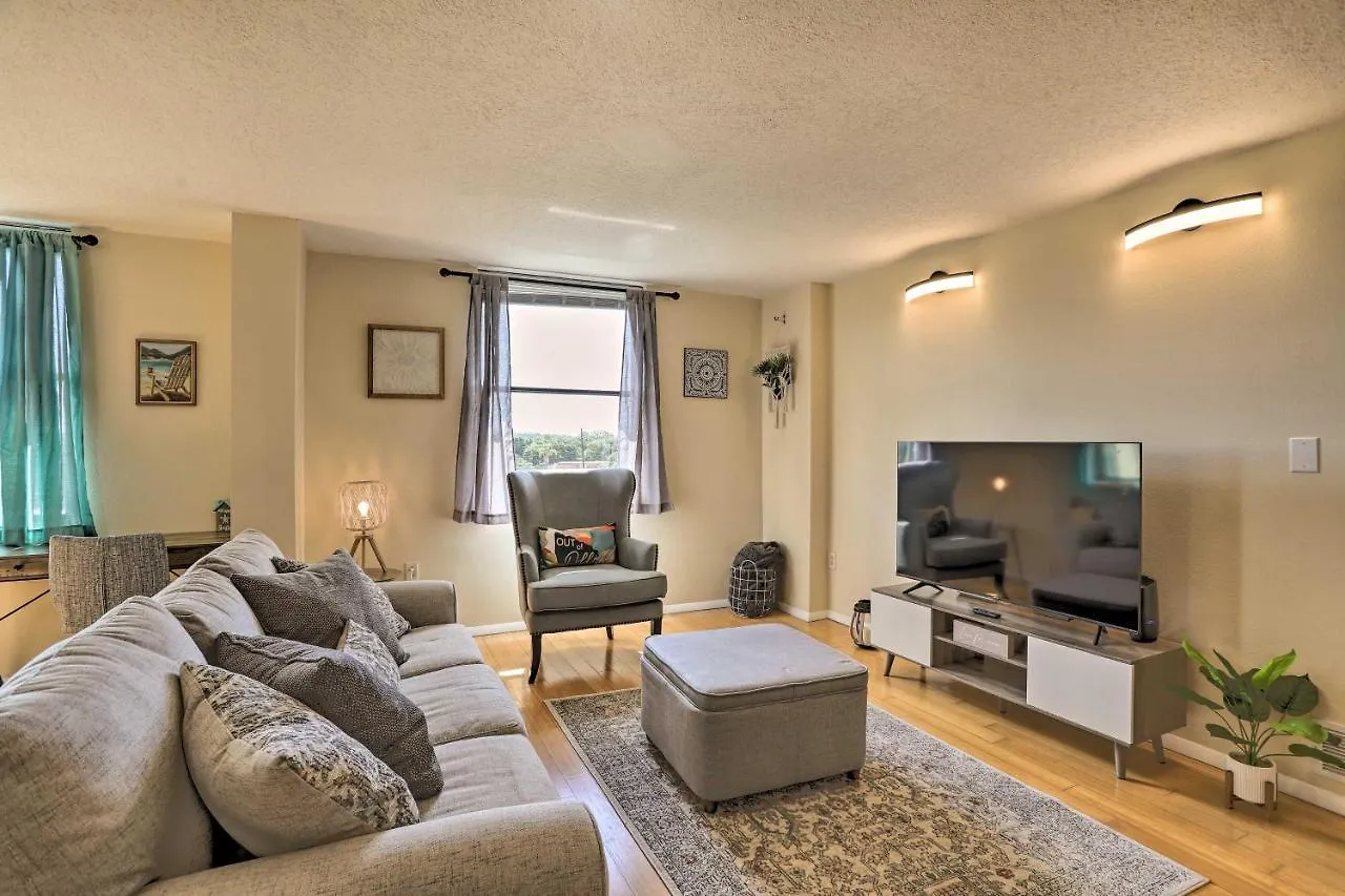 Convenient Less Than 4 Mi To Beach!