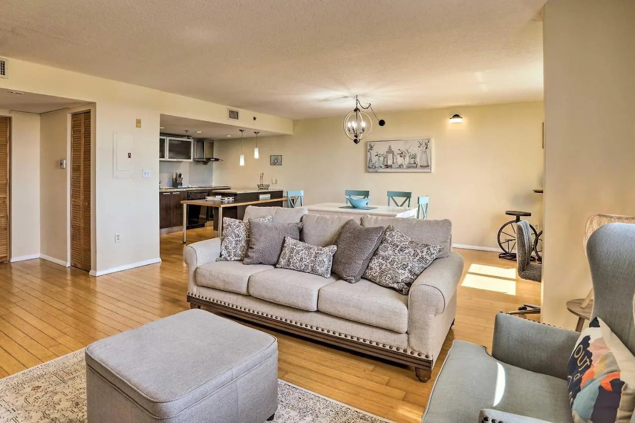 Convenient Less Than 4 Mi To Beach!
