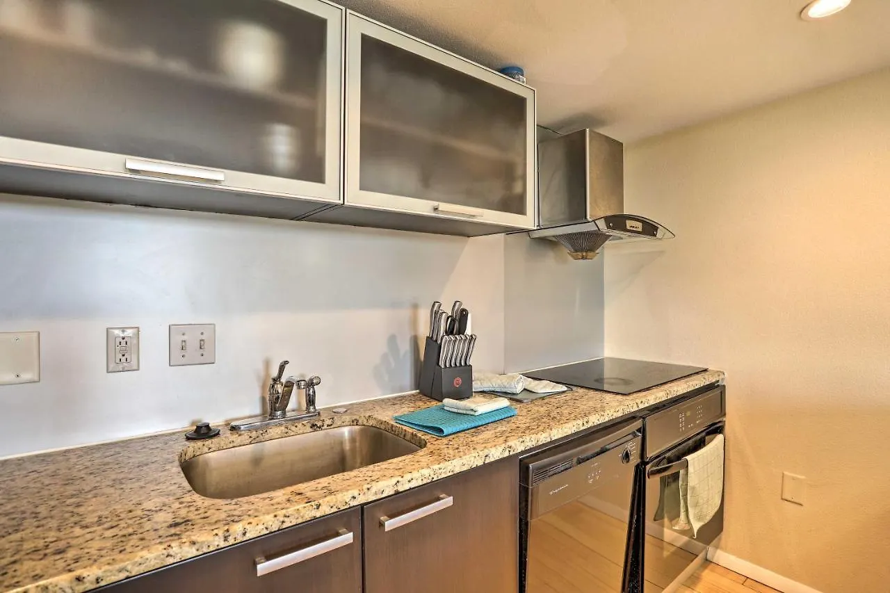 Convenient Less Than 4 Mi To Beach! Apartment