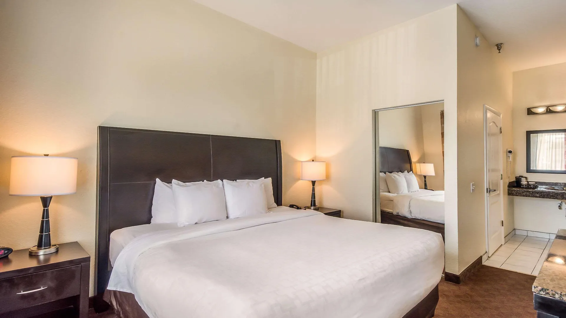 Hotel Clarion & 3*
