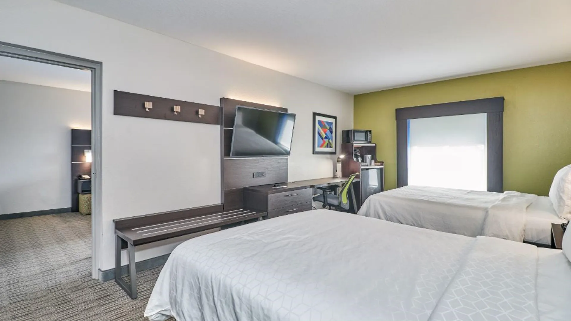 Express & Us 19 North By Ihg Clearwater