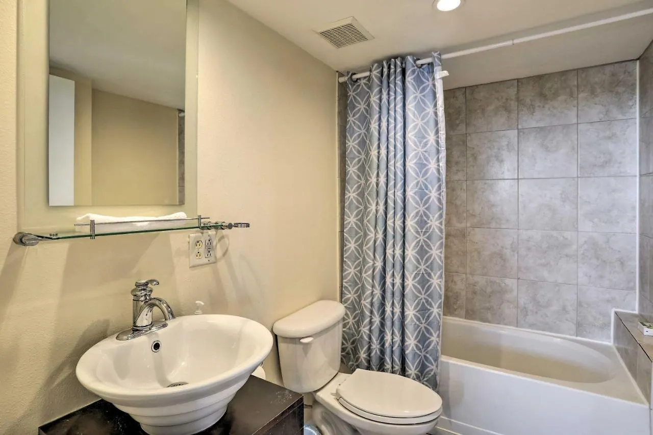 Convenient Less Than 4 Mi To Beach! Apartment