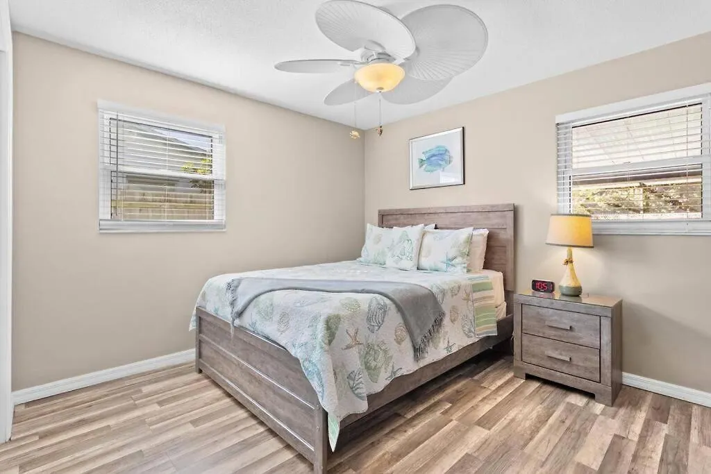 Holiday home Perfect For Family Gatherings With A Heated Pool! - Clearwater's Clear Choice