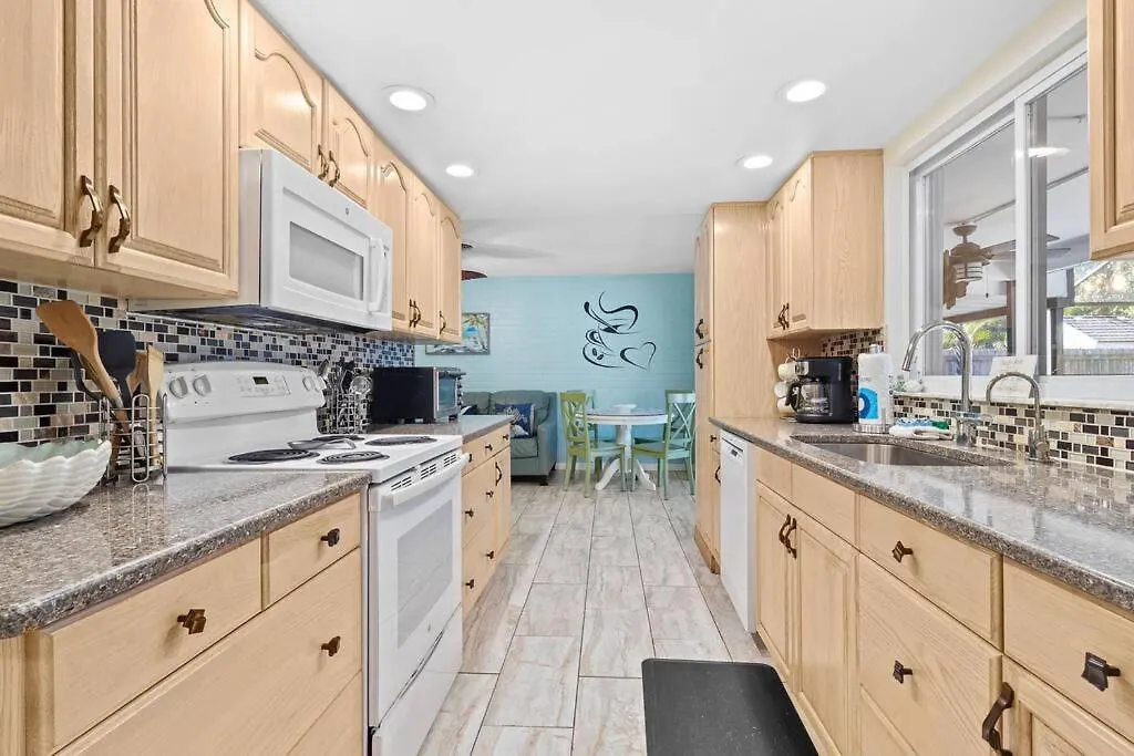Holiday home Perfect For Family Gatherings With A Heated Pool! - Clearwater's Clear Choice *