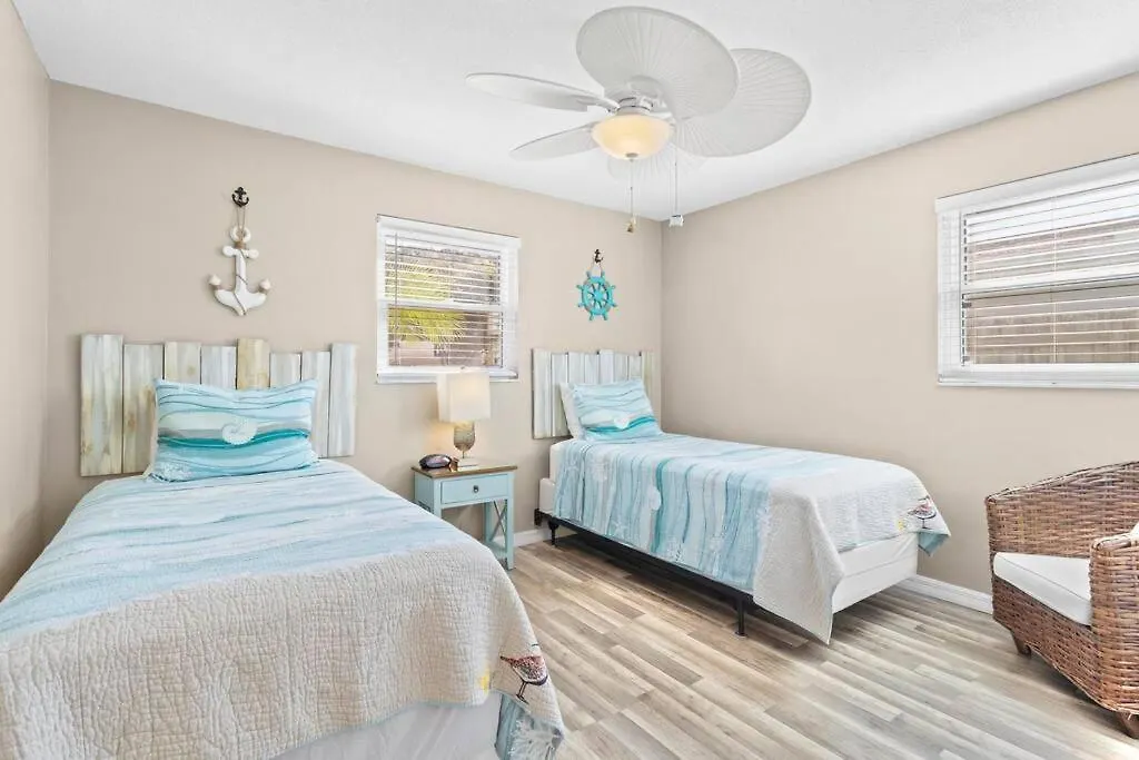 Holiday home Perfect For Family Gatherings With A Heated Pool! - Clearwater's Clear Choice Clearwater