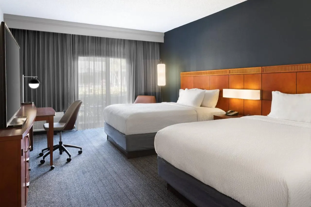 Courtyard St. Petersburg Отель 3*