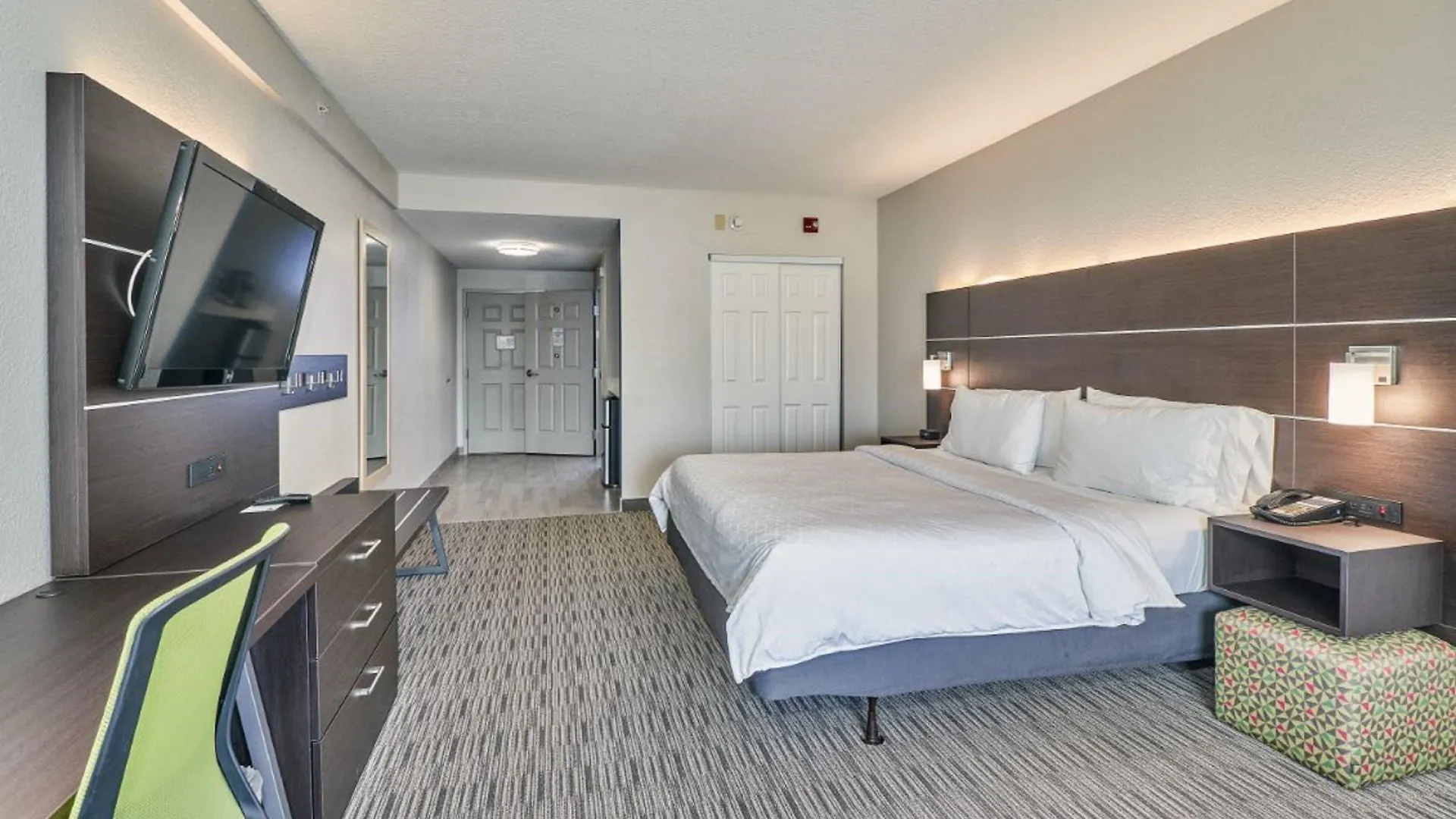 Express & Us 19 North By Ihg Clearwater