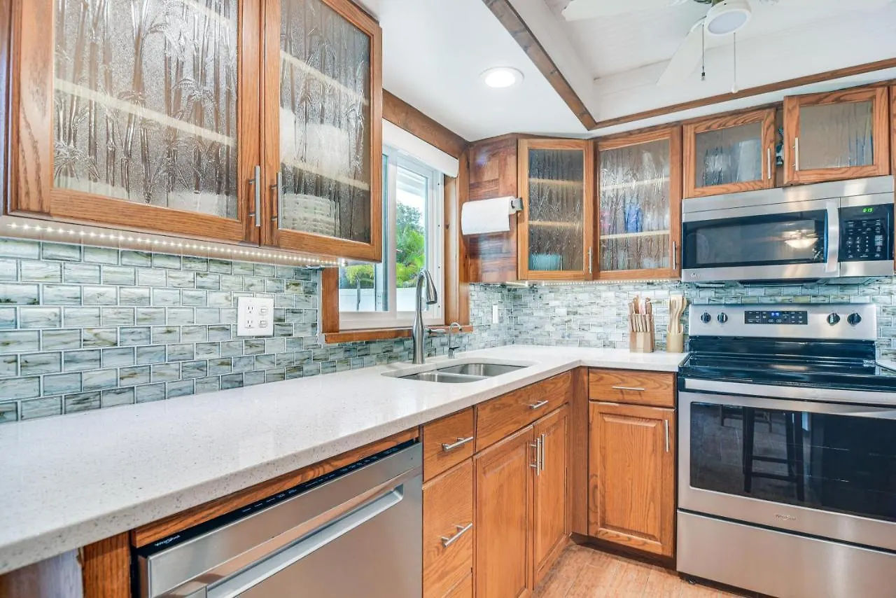 Holiday home Centrally Located With Outdoor Pool! Clearwater