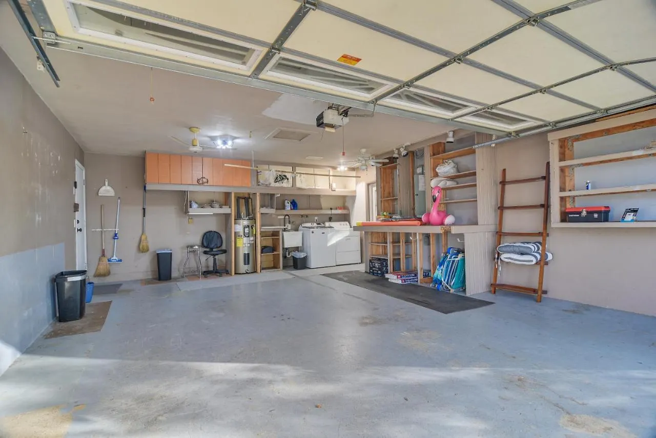 Holiday home Centrally Located With Outdoor Pool! *