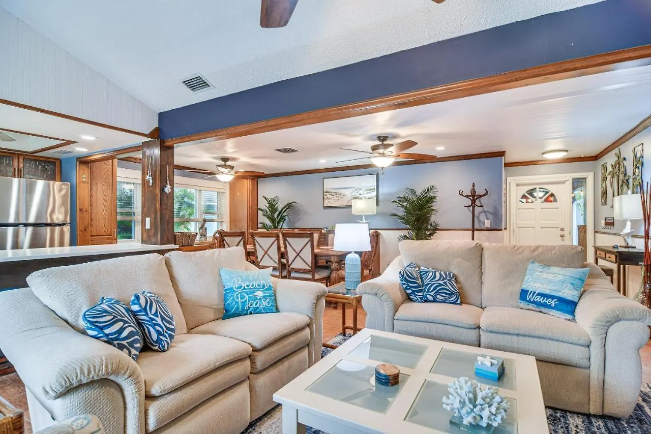Holiday home Centrally Located With Outdoor Pool! Clearwater