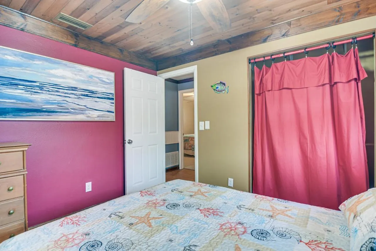 Centrally Located With Outdoor Pool! Holiday home